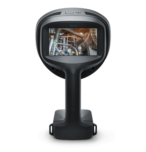 La caméra à ultrasons FLIR Si2-LD vue de face. L'écran affiche une image montrant une fuite ainsi que des informations sur la fuite.